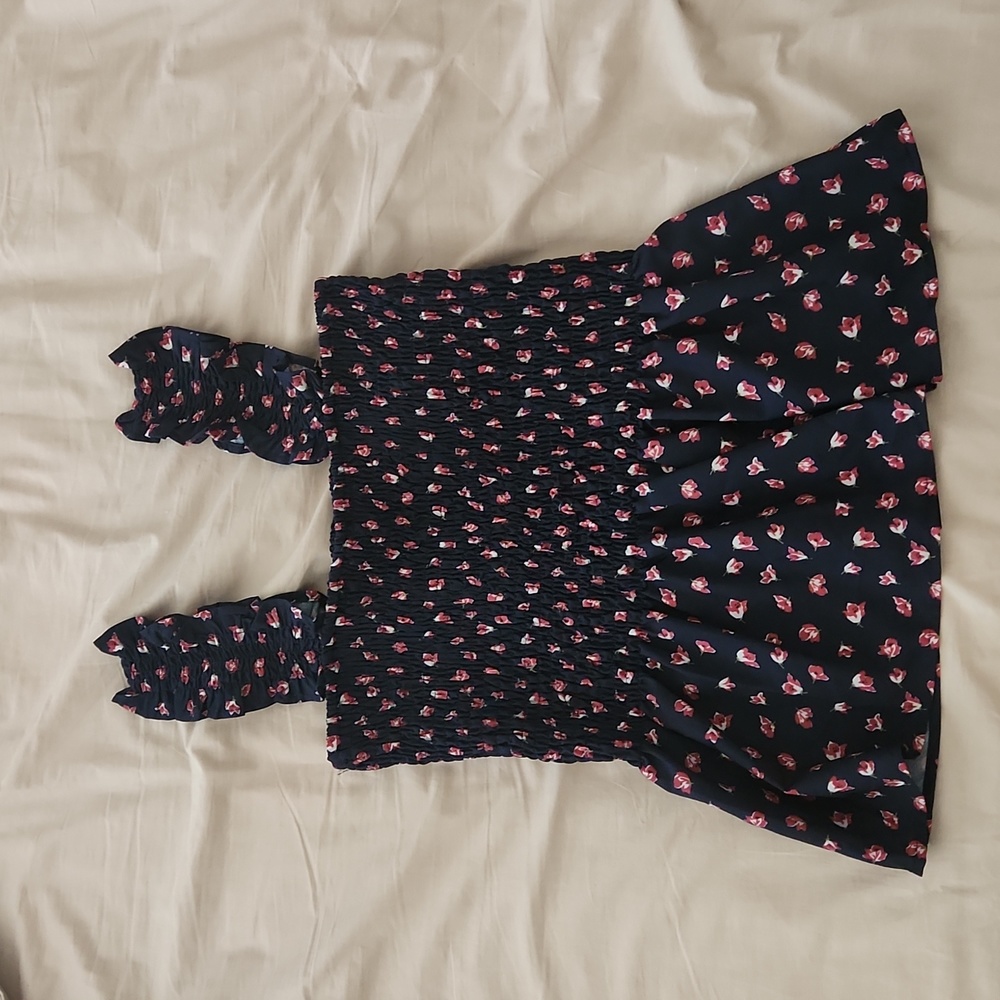 Adorable floral top. Brand new!